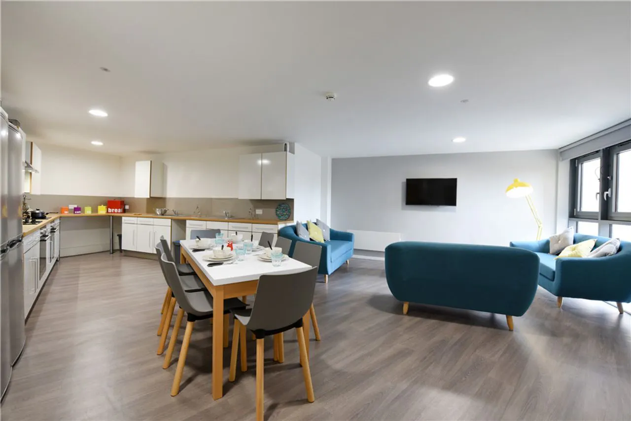 Ensuite Bronze KITCHEN 1