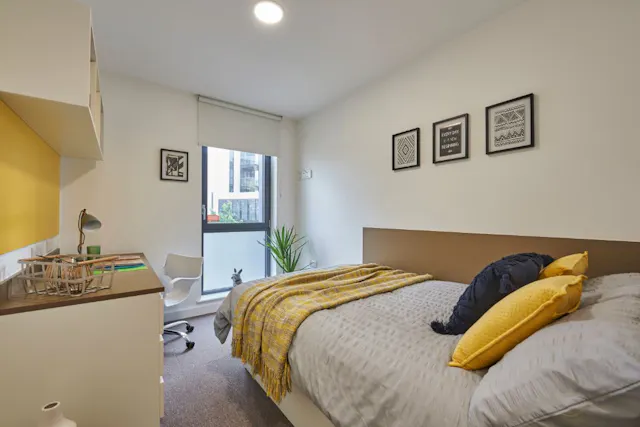 5 Bed Ensuite room image 1