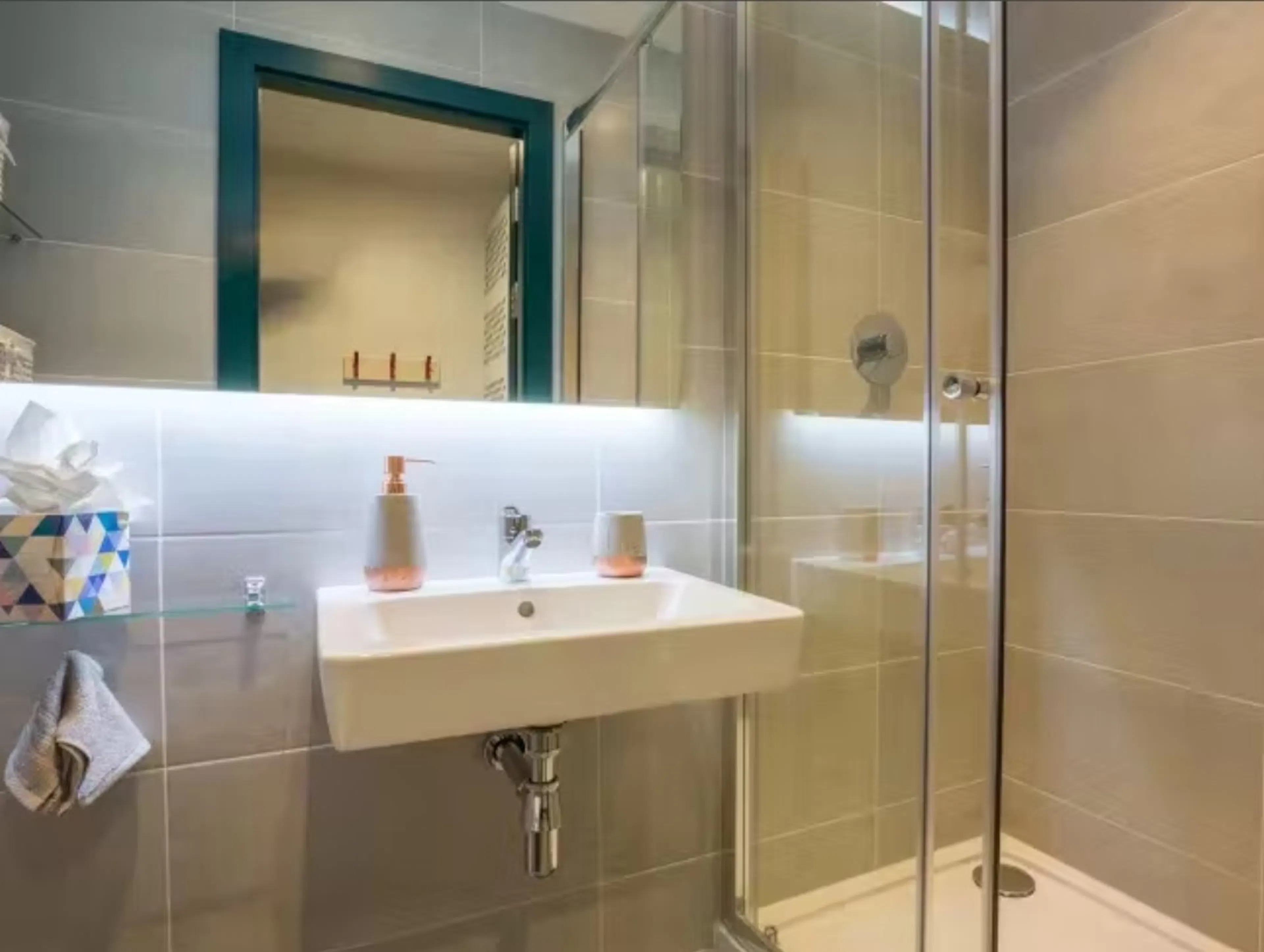 Bronze En Suite BATHROOM 2