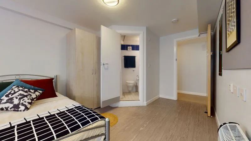 Silver En Suite
