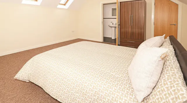4 Bed Apartment Ensuite Room room image 1