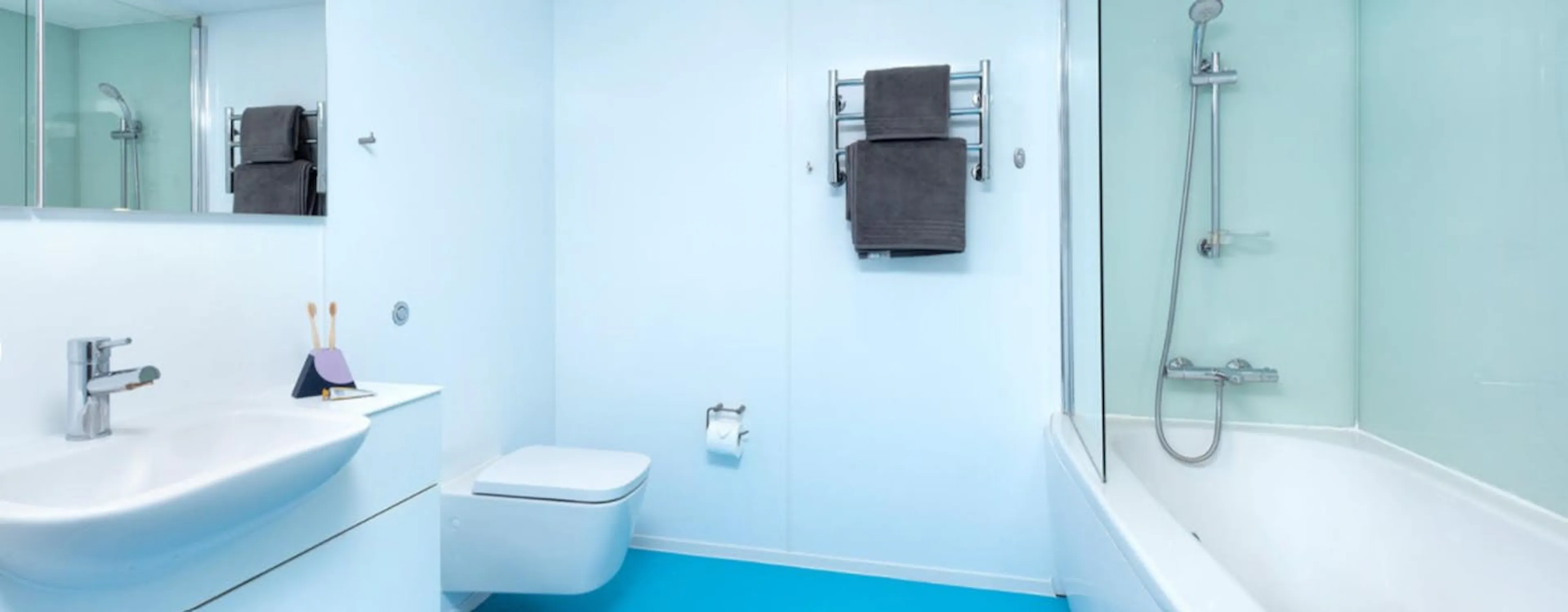 Standard Windowseat Studio BATHROOM 4