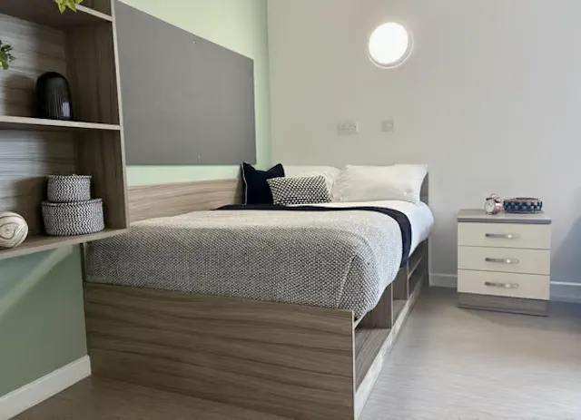 Premium Ensuite room image 3