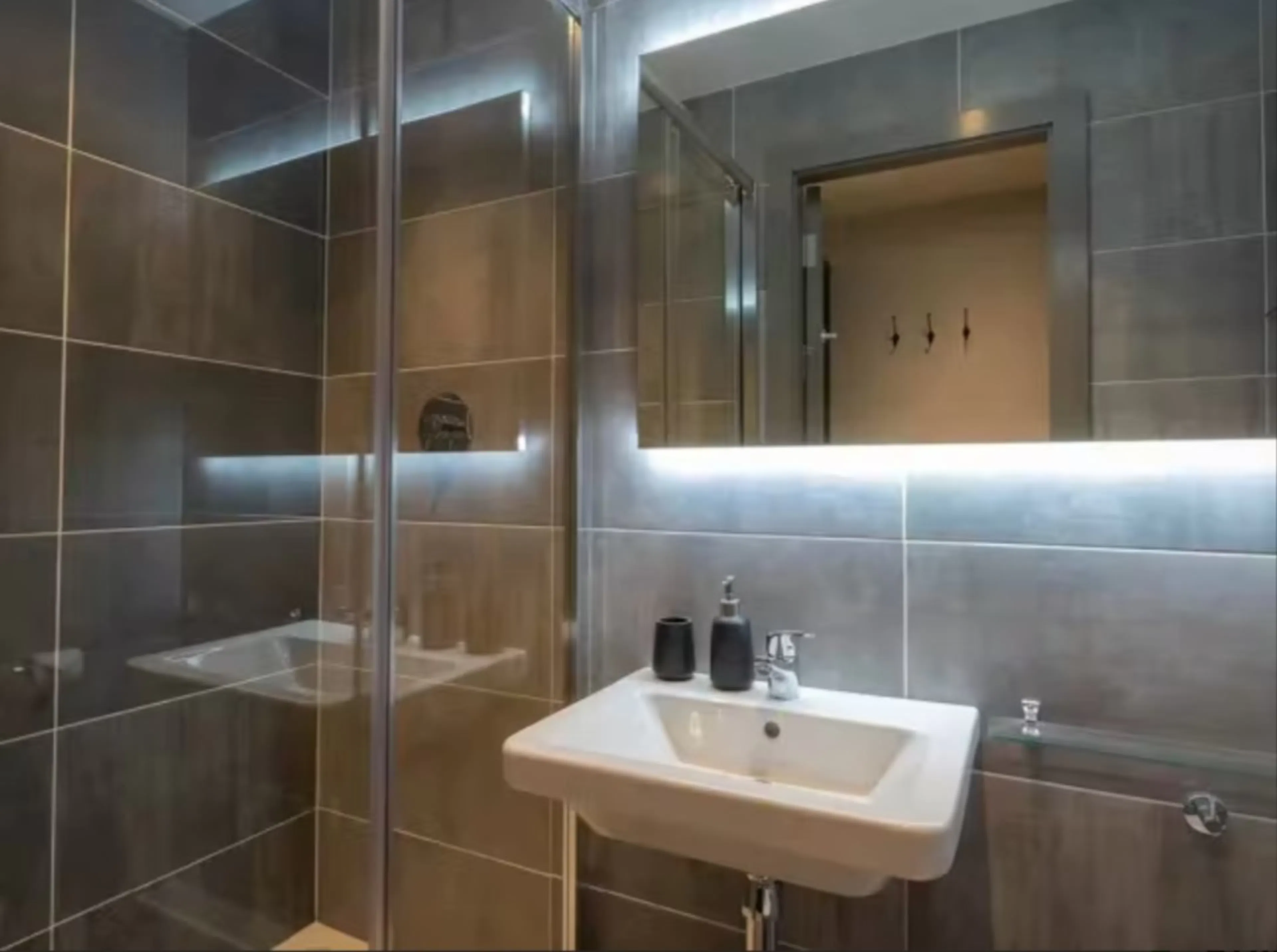 Bronze En Suite BATHROOM 2