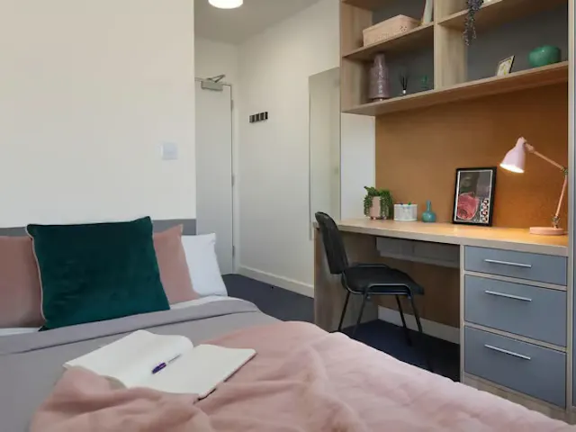 Premium Ensuite room image 1