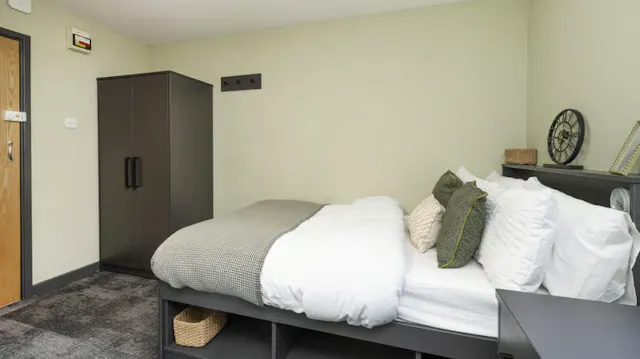 Ensuite room image 1
