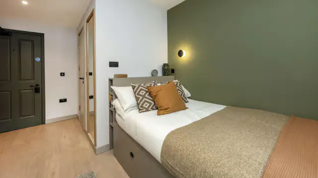 Classic 6 Bed En-suite room image 1