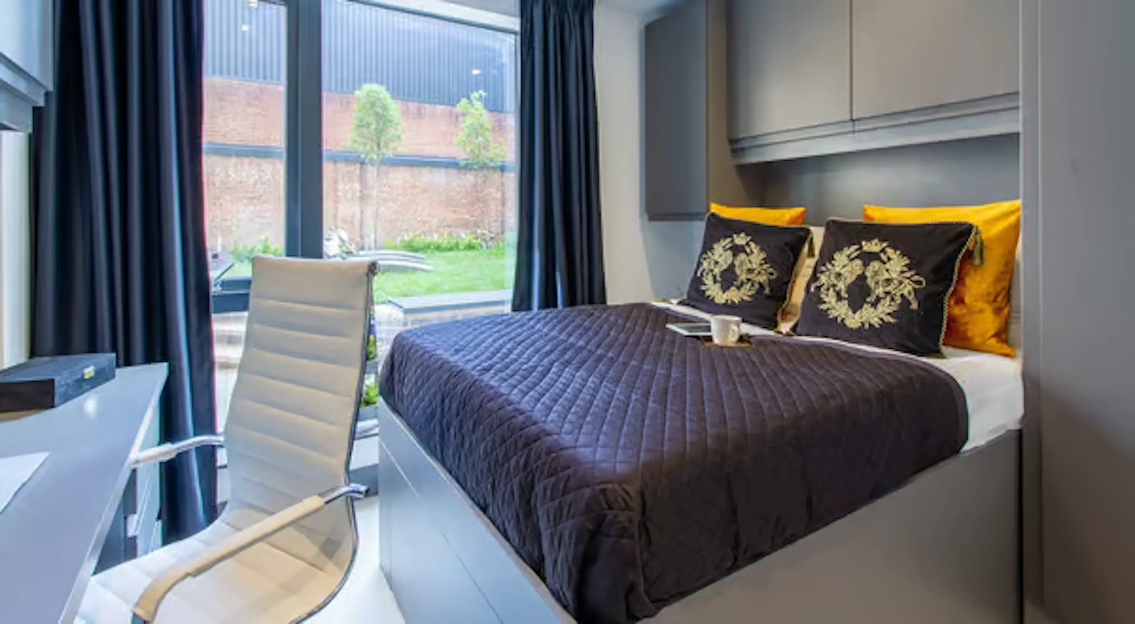 Classic 2 Bed Apartment ROOM 1