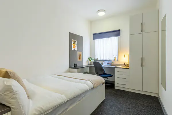 5/6 Bed Ensuite room image 2