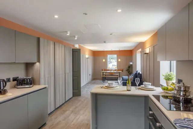 6 Bed Premium Ensuite room image 2