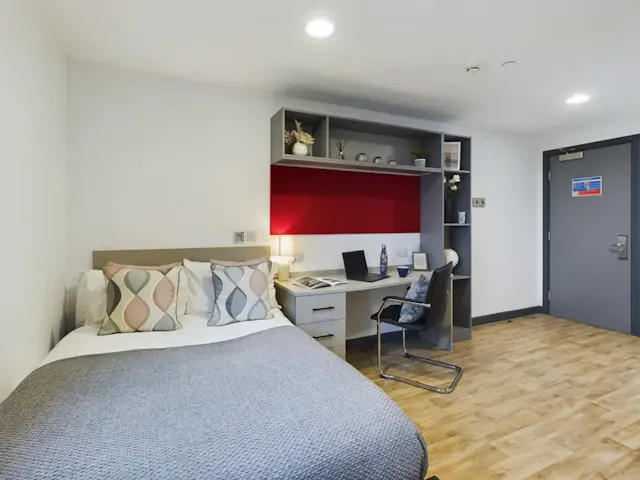 Gold Ensuite room image 2