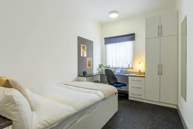 4 Bed Ensuite room image 2