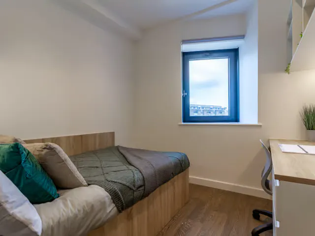 5 Bed Premium Ensuite room image 1