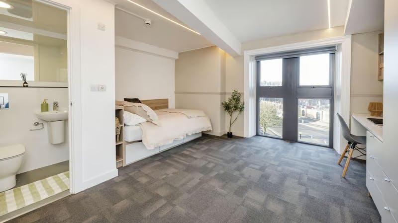 Deluxe-plus Single Ensuite