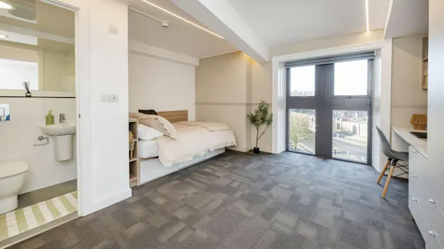 Deluxe Plus Single Ensuite room image 2