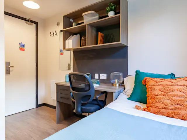 Premium Ensuite room image 2