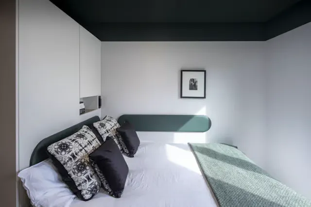 Platinum Studio Canal View room image 2