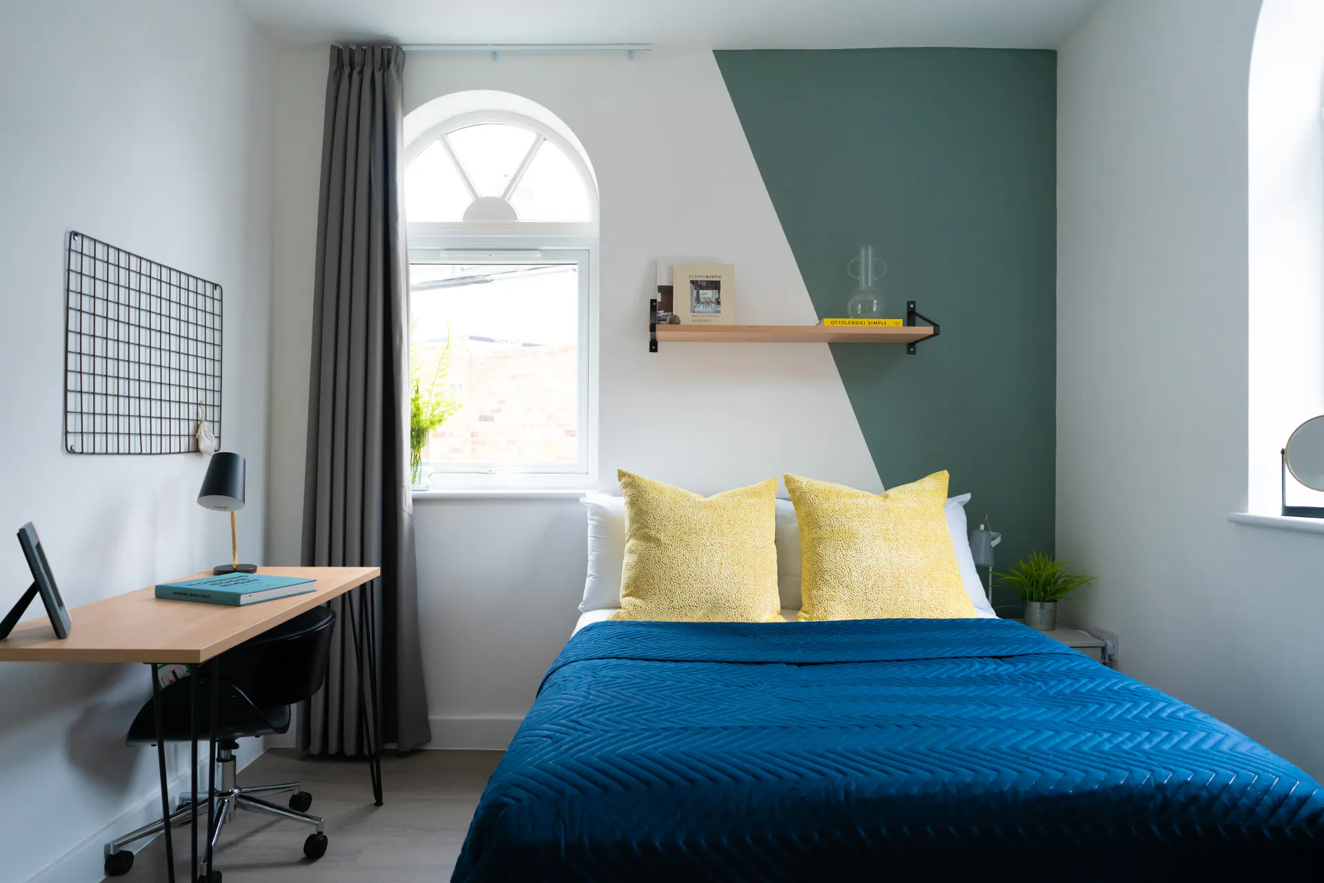 7 Bedroom House ROOM 1