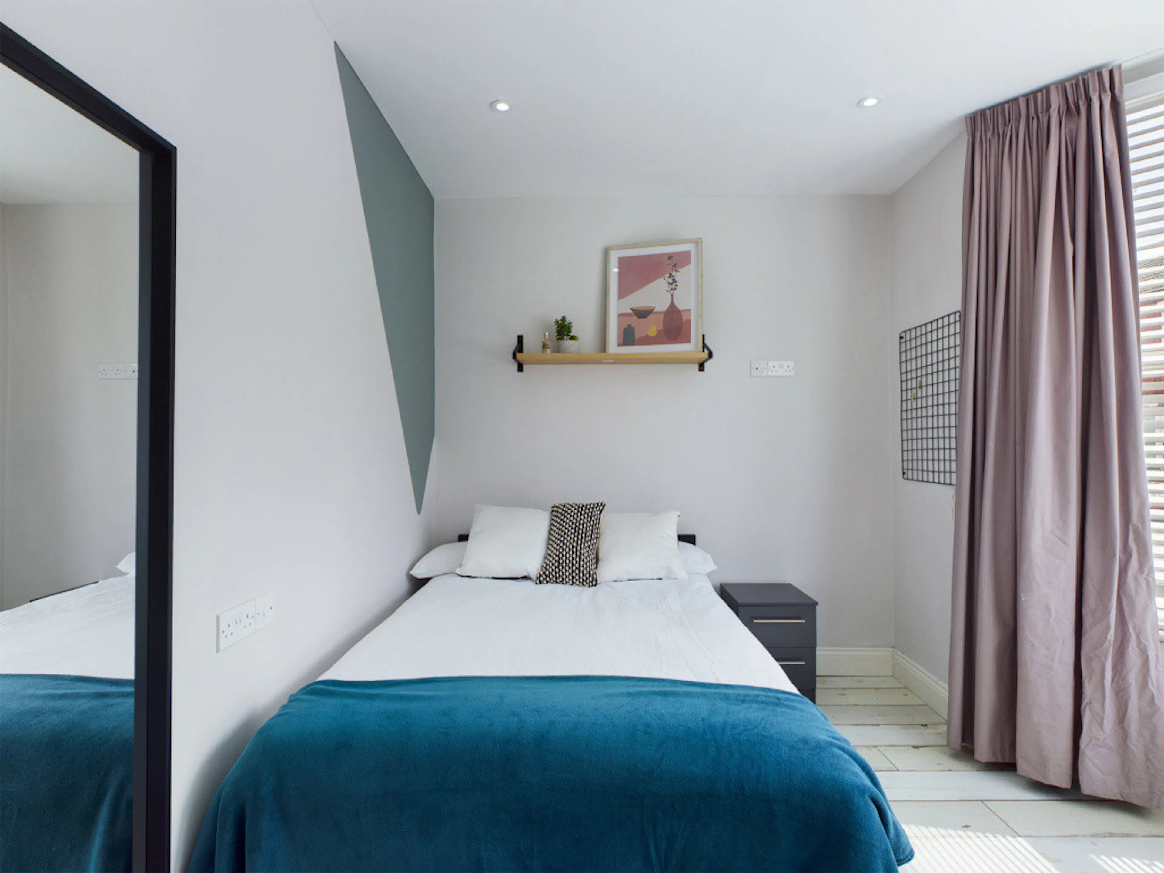 8 Bedroom House ROOM 1