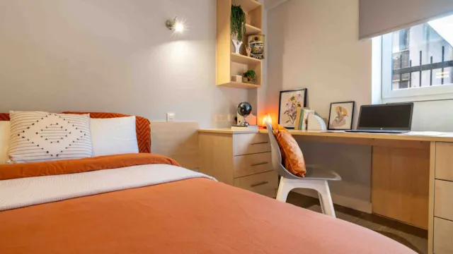 Copper En Suite room image 2