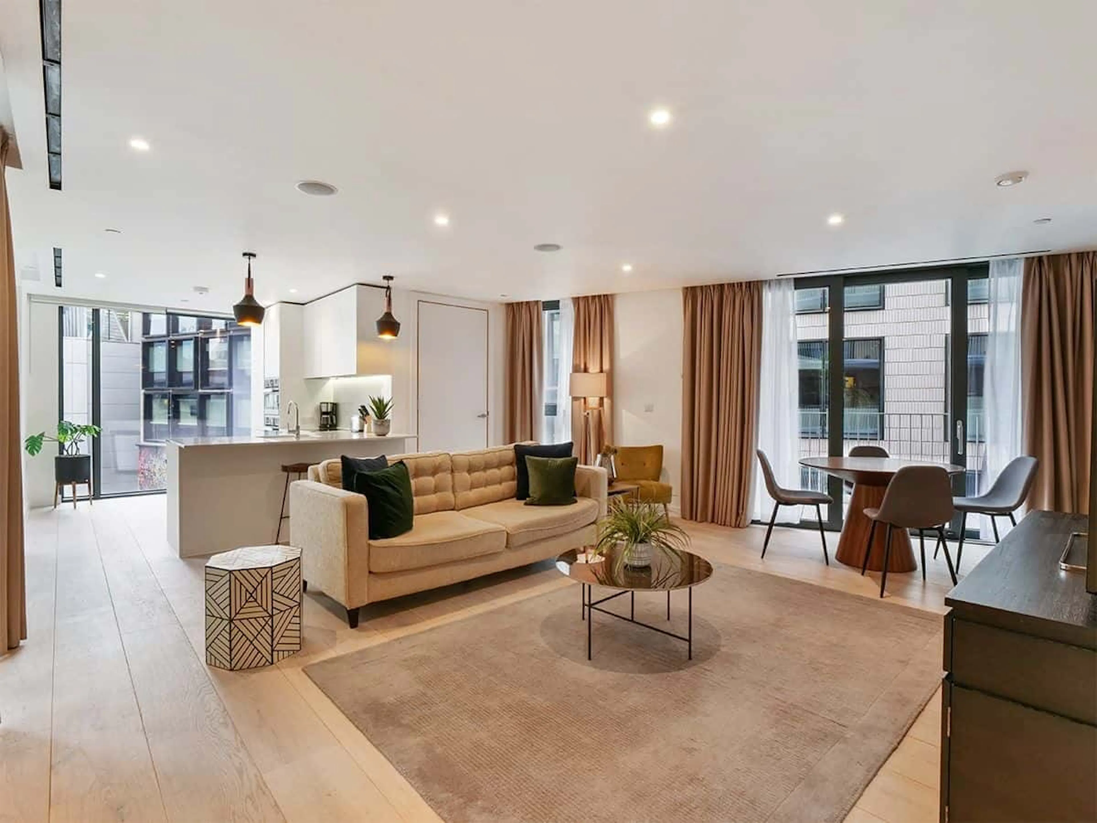 One room in 3 bedroom apartment COMMON_AREA 3
