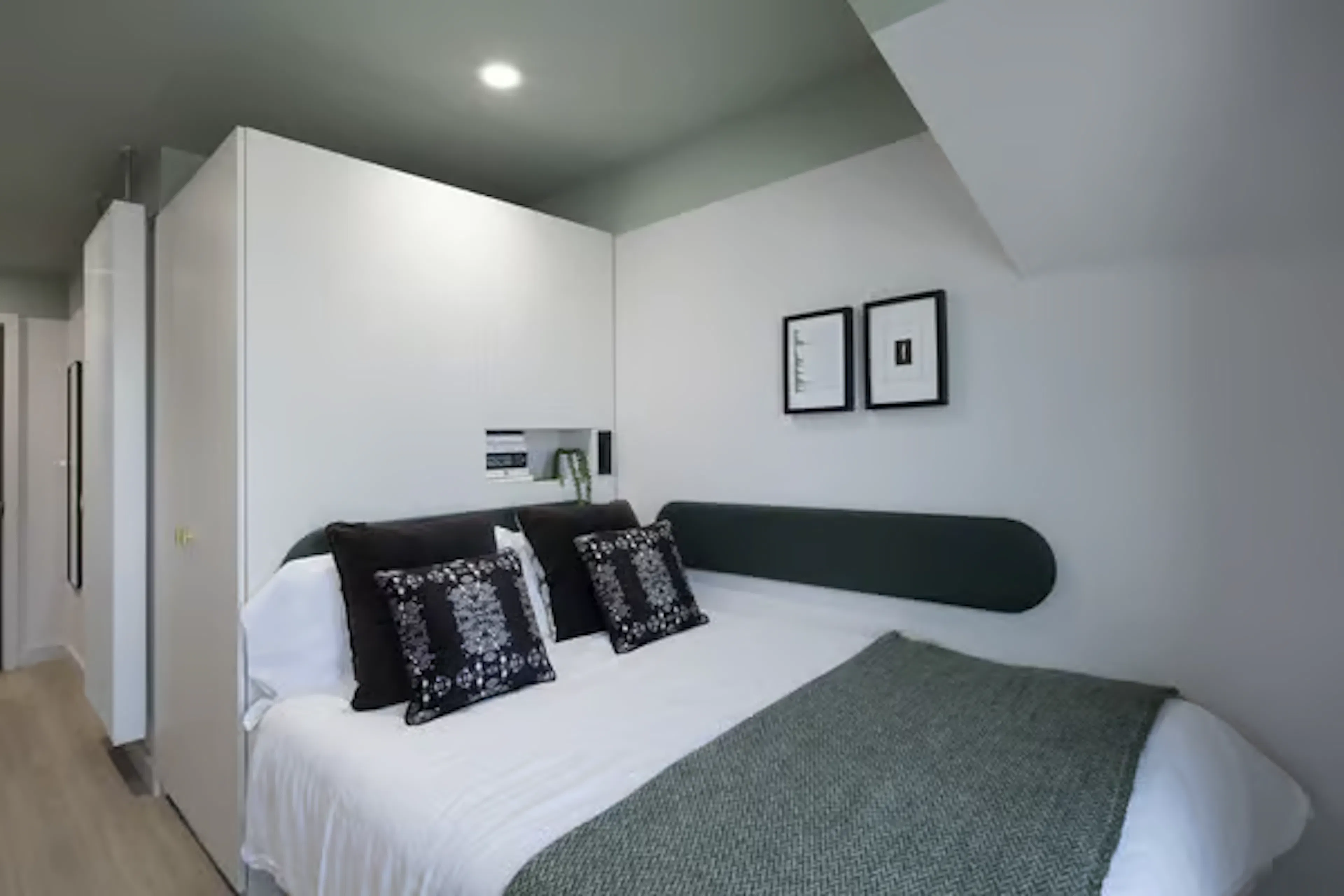 Bronze Studio ROOM 1