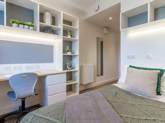 5 Bed Premium Ensuite room image 2
