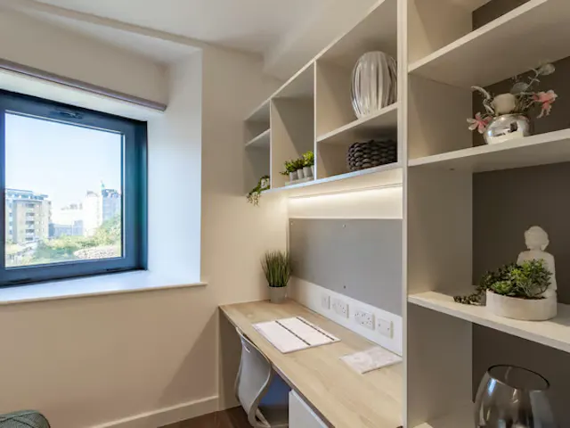 5 Bed Premium Ensuite room image 3