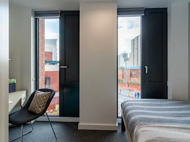 Classic 4 Bed Ensuite room image 4