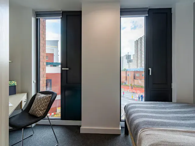 Classic Plus 4 Bed Ensuite room image 4