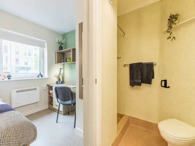 Accessible Ensuite room image 6