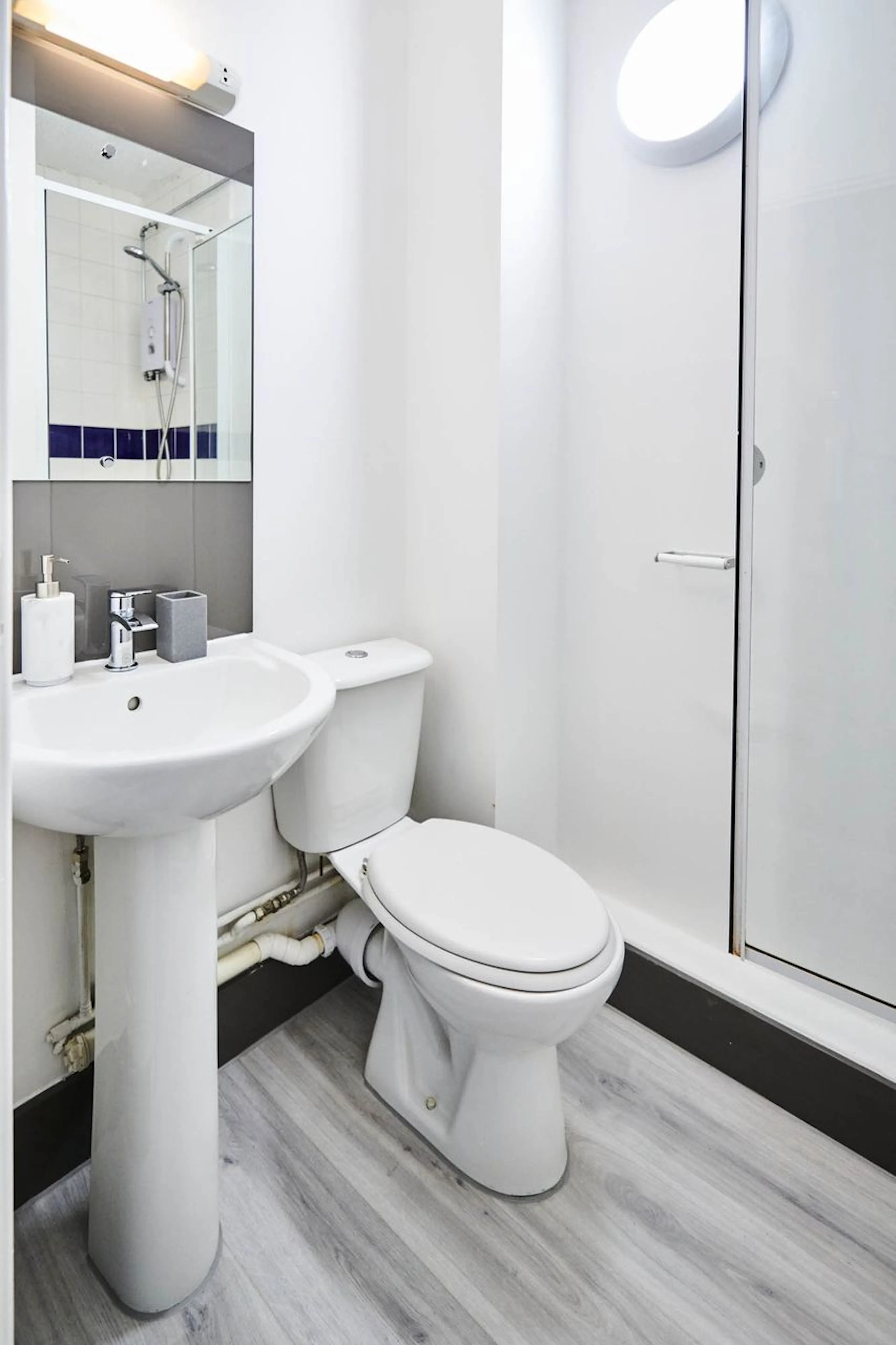 Bronze En-Suite BATHROOM 3