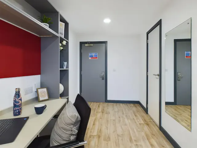 Gold Ensuite room image 6