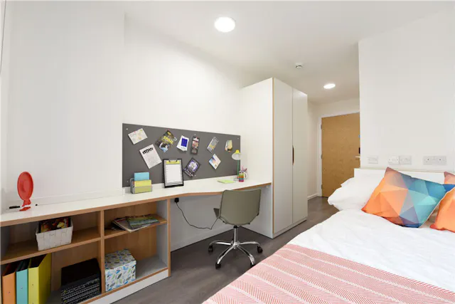 Ensuite Bronze - Courtyard room image 1