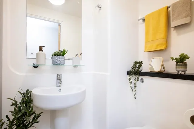 Ensuite Extra large Standard Double BATHROOM 2