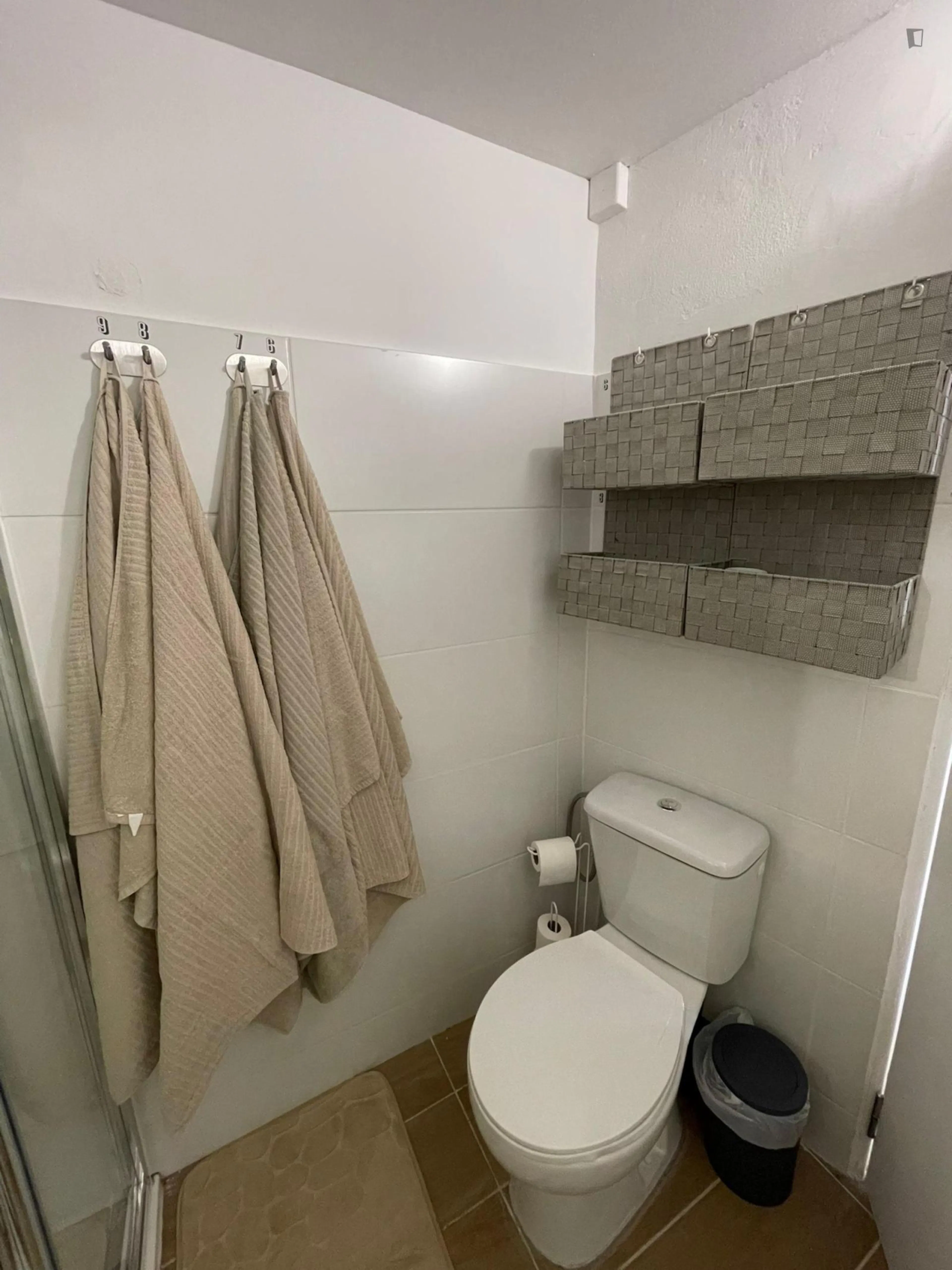 Cozy Single 9 Bedroom Apartment BATHROOM 4