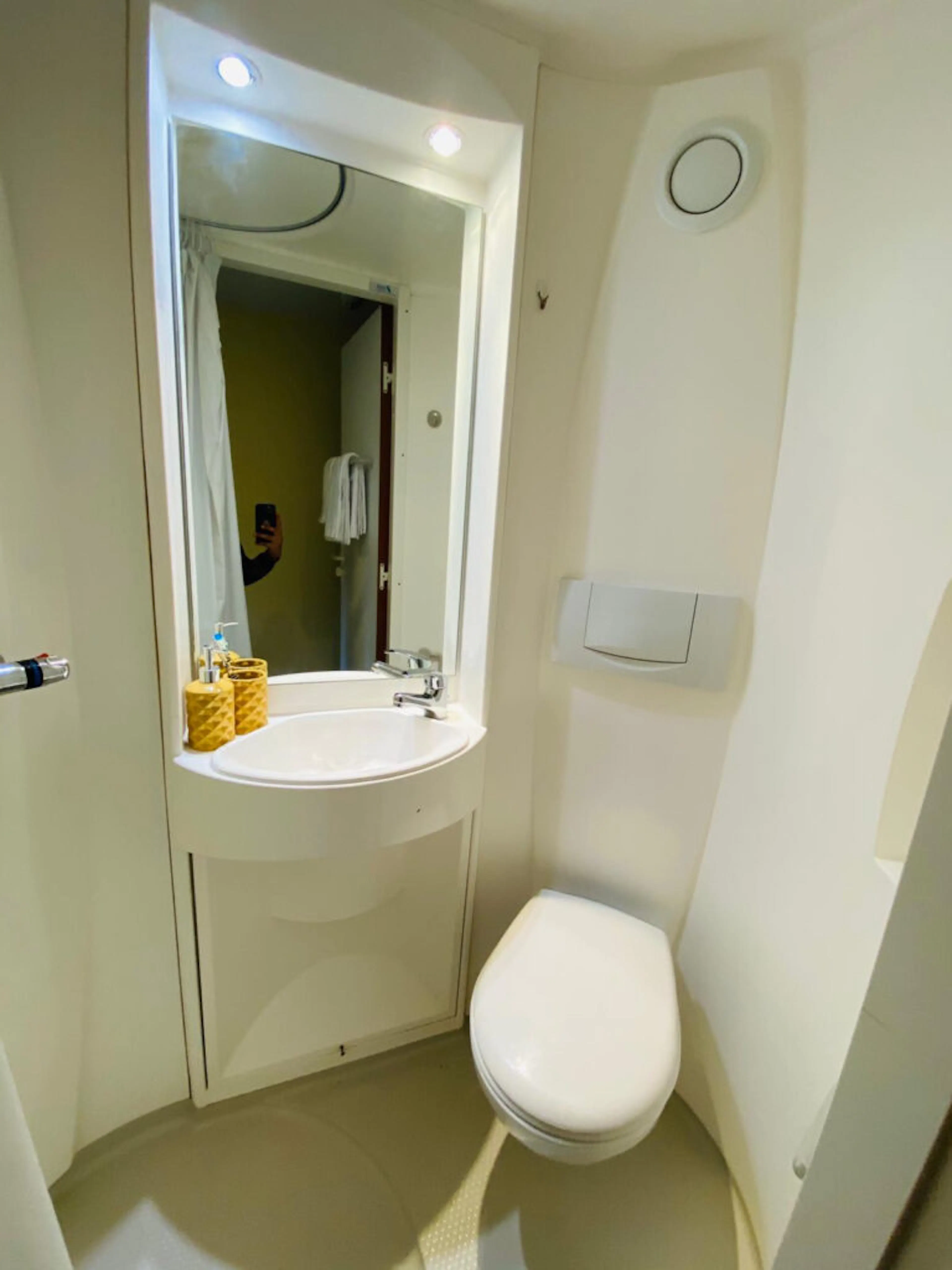 Deluxe Ensuite BATHROOM 4