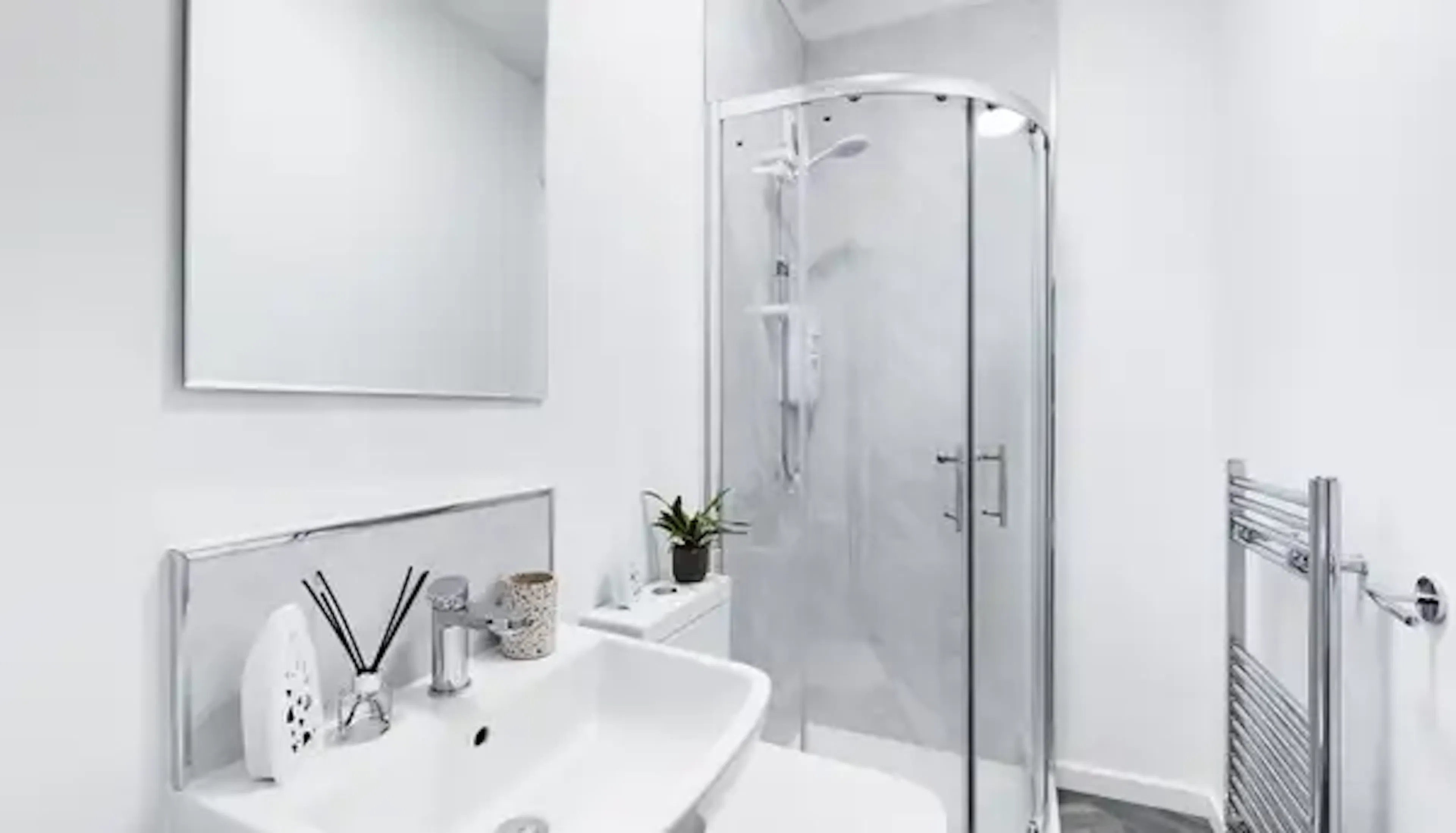 5 Bed Apartment BATHROOM 2