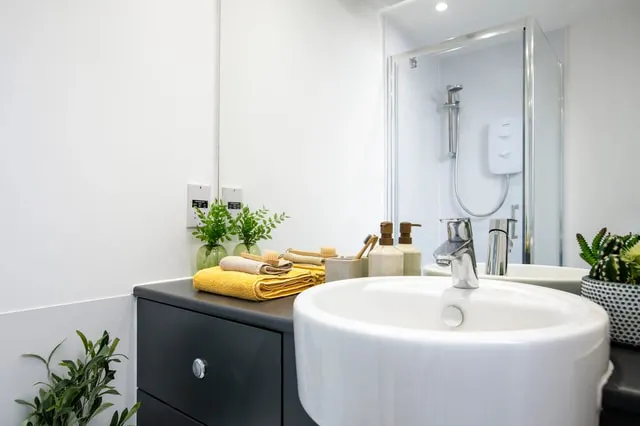 Ensuite Large Standard Double BATHROOM 2