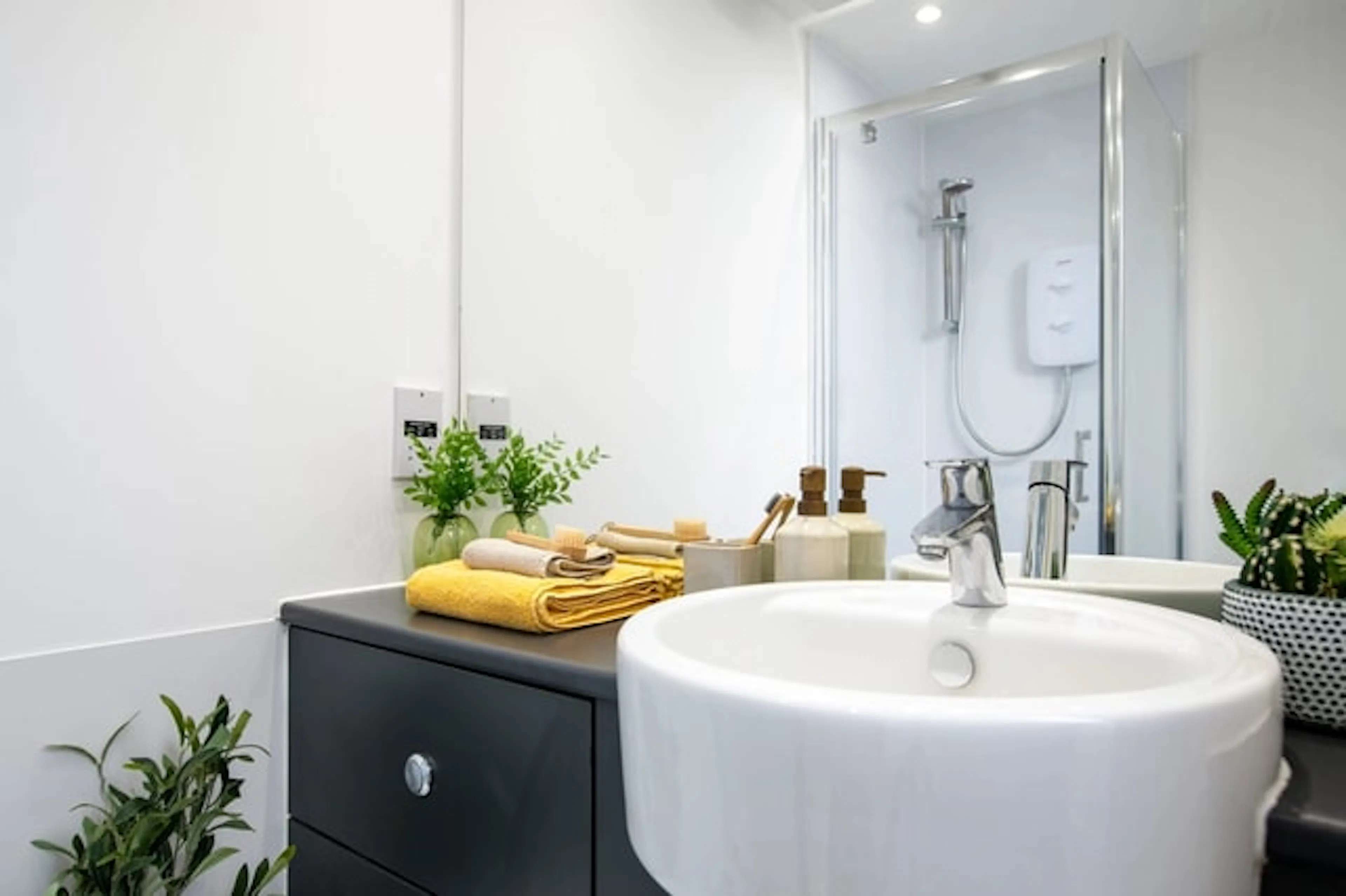 Ensuite Large Standard Double BATHROOM 2