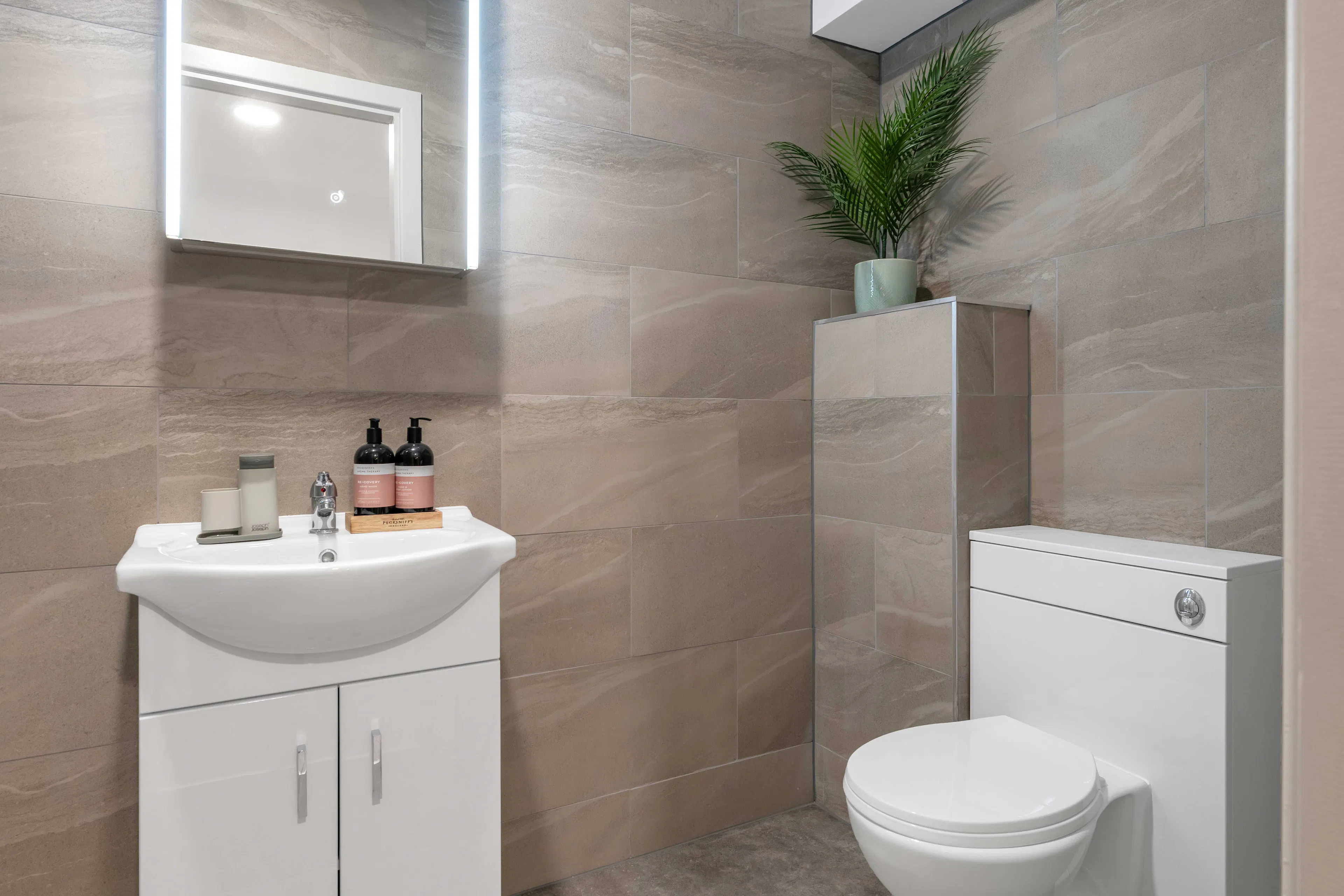 Deluxe Studio BATHROOM 4