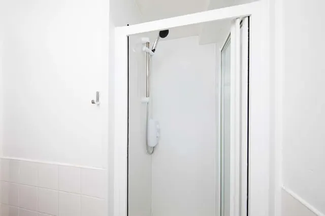 Ensuite: Two Bed Flat Large High Double BATHROOM 3