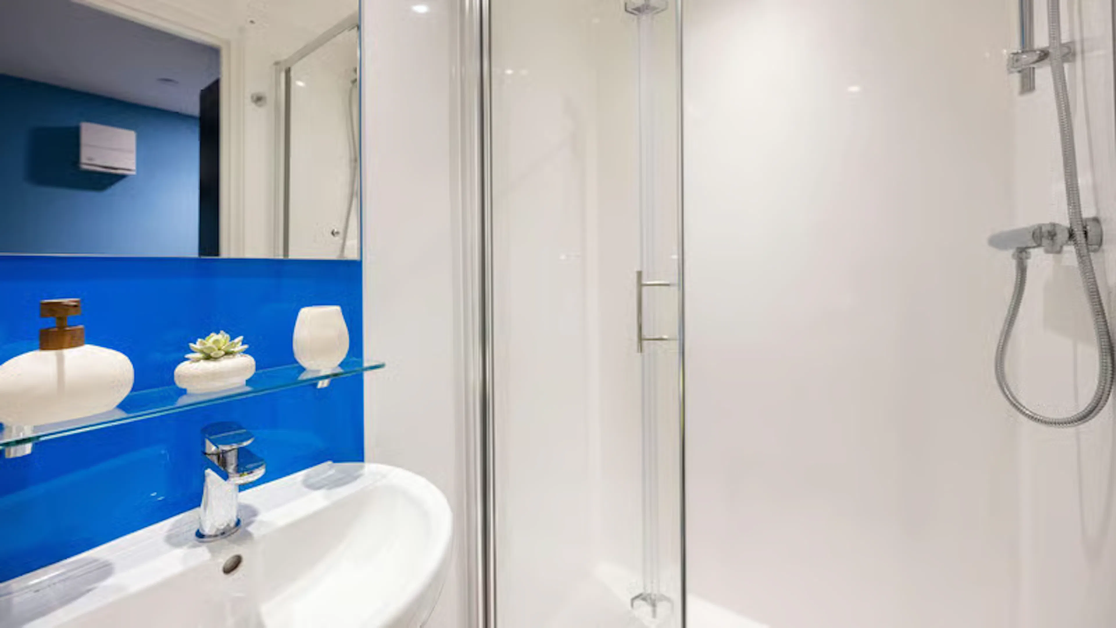 Classic Studio BATHROOM 3