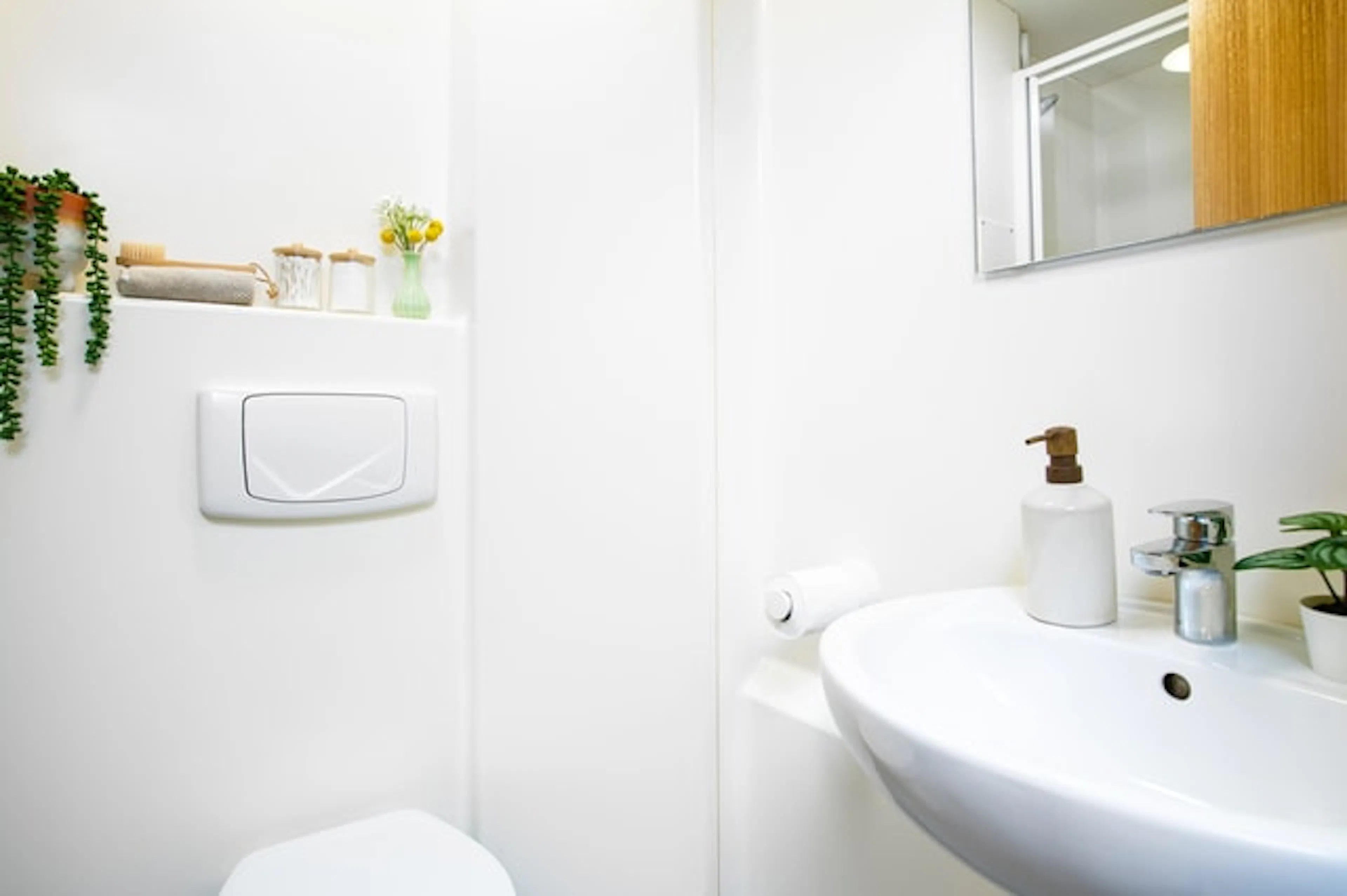 Ensuite Large Standard Double BATHROOM 2