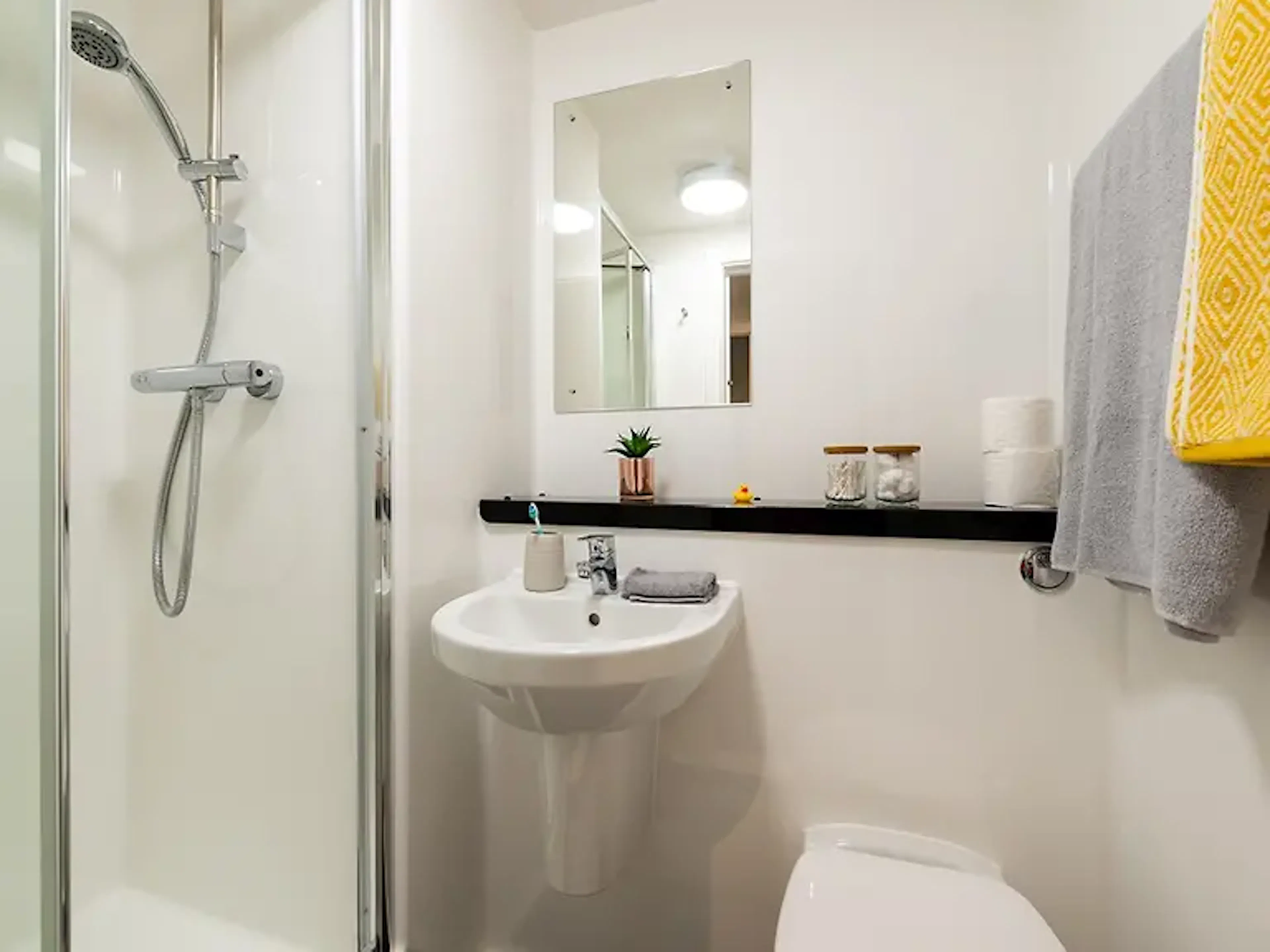 7 Bed Standard En-suite (Restricted View) BATHROOM 4