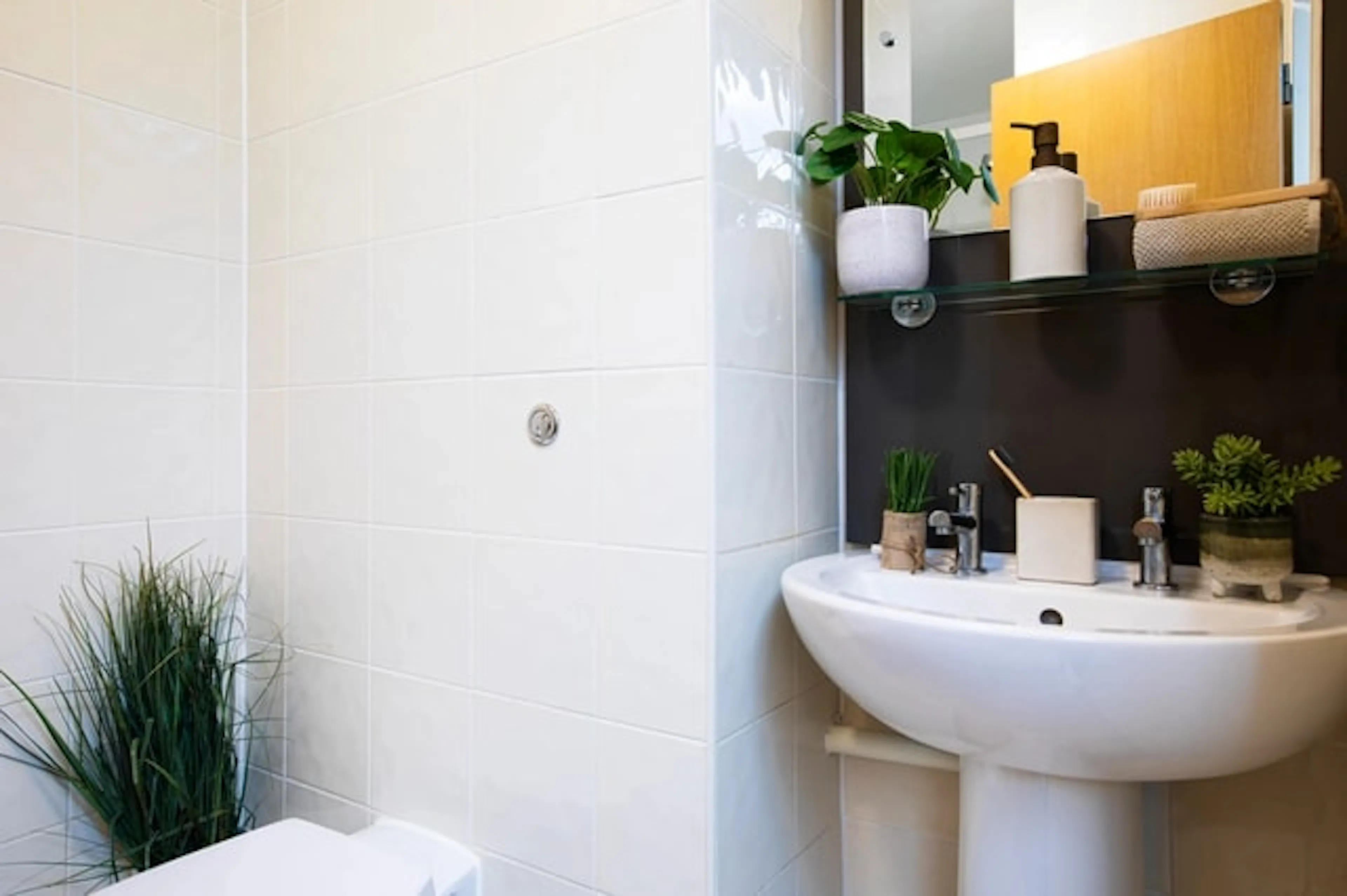 Ensuite Extra Large Standard Double BATHROOM 2