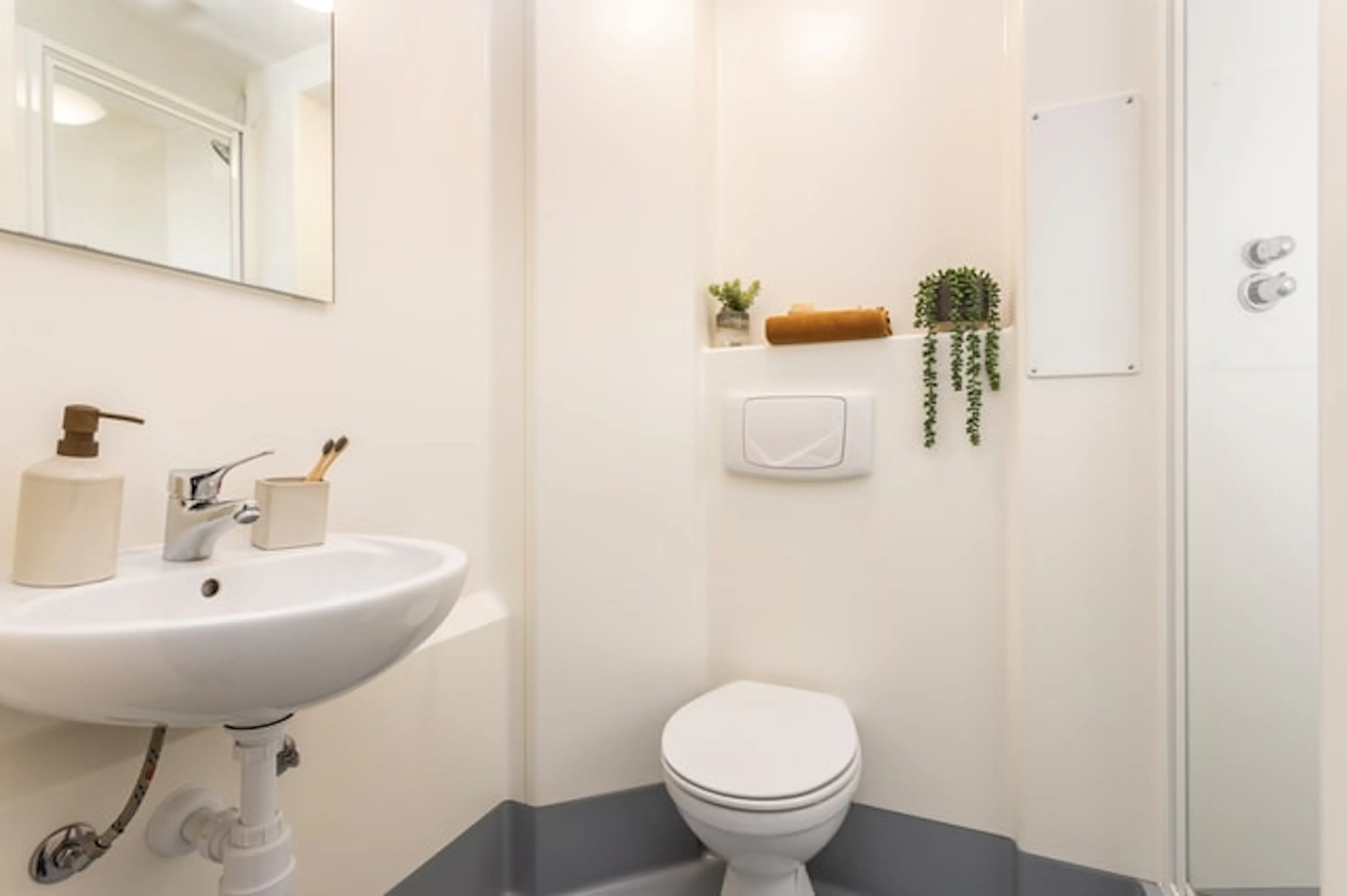 Ensuite Extra large Standard Double BATHROOM 4