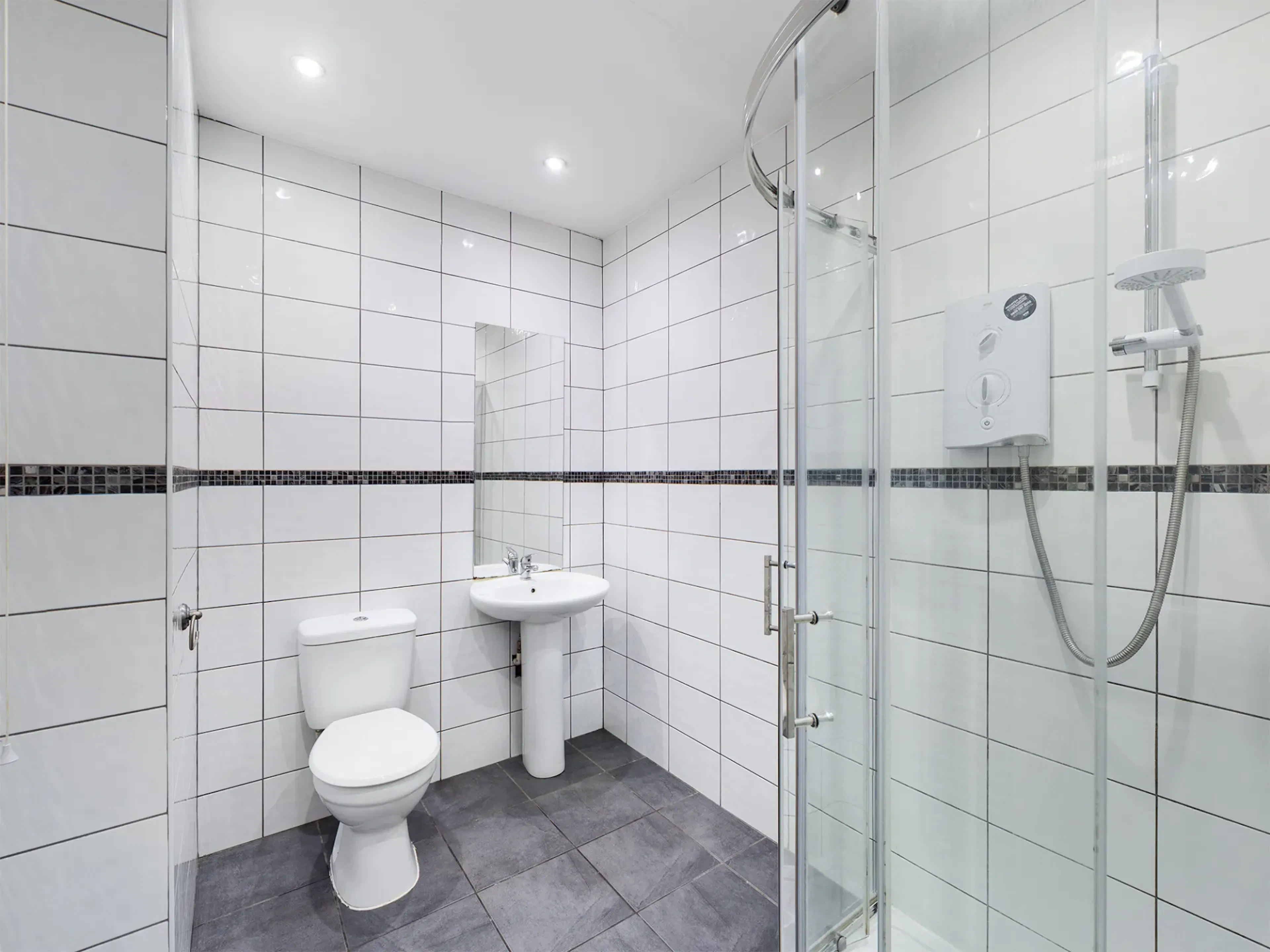 6 Bed Apartment BATHROOM 3