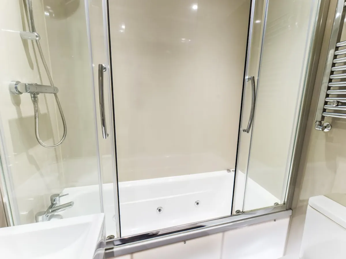 4 Bedroom Apartment BATHROOM