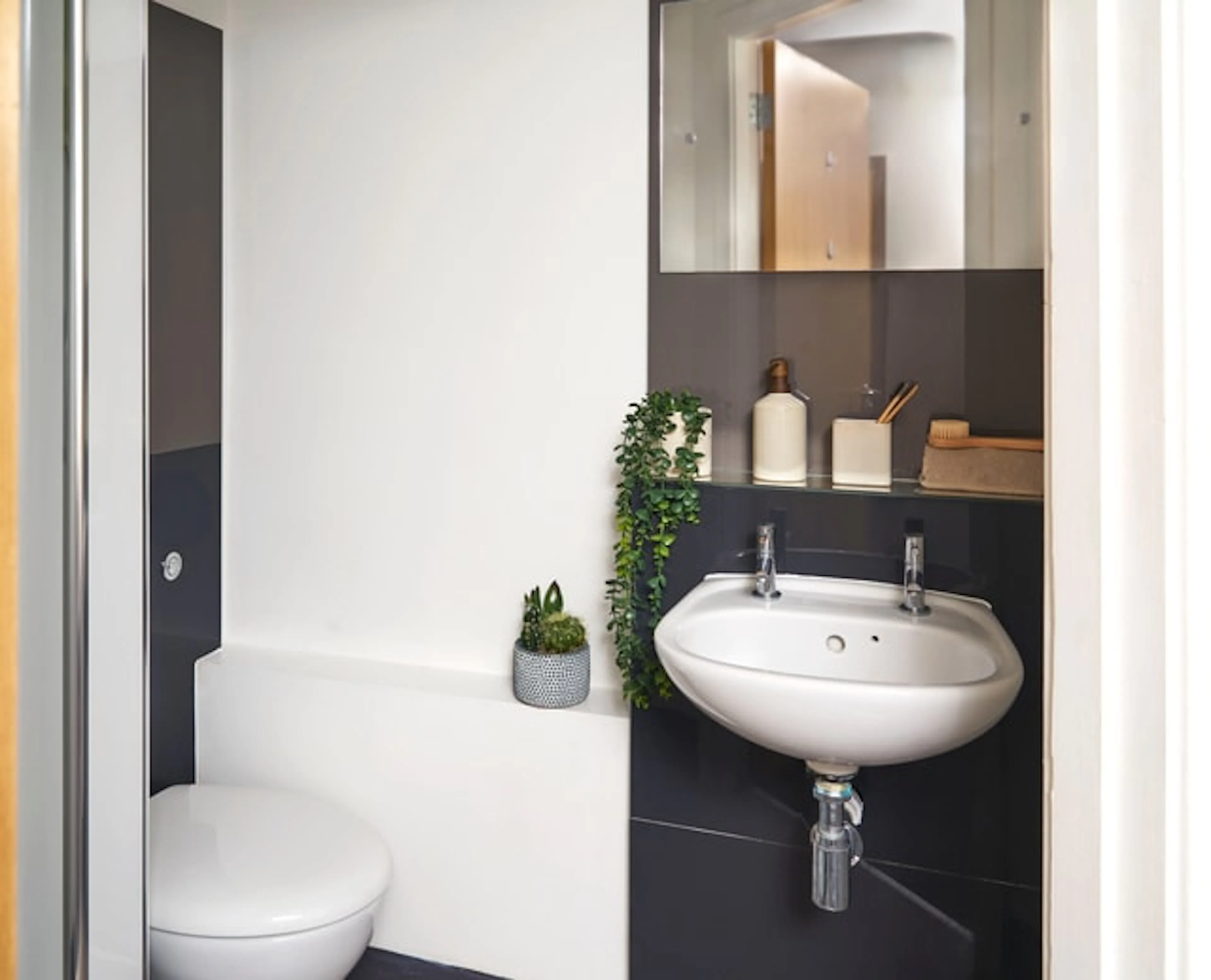 Ensuite: Three Bed Flat Medium Standard Double BATHROOM 2